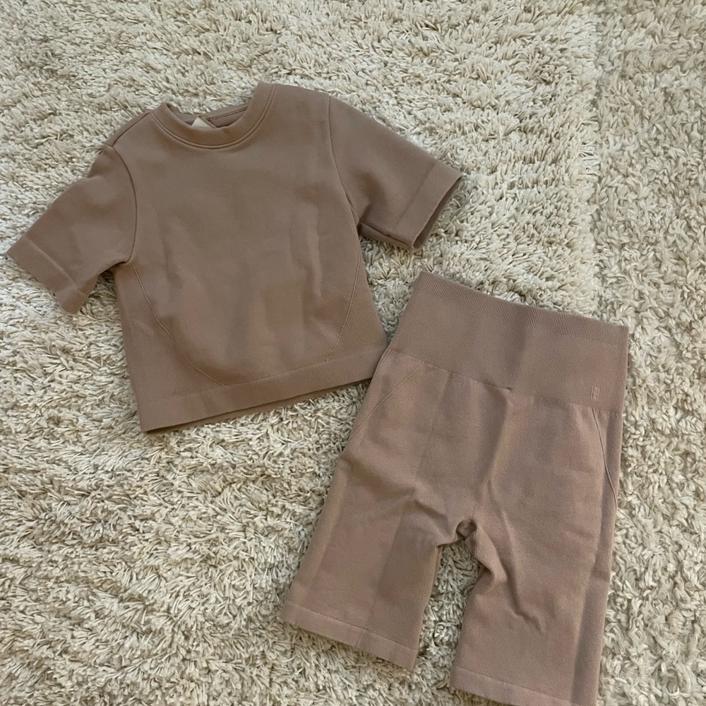Everlane ribbed workout set! Includes short sleeve top and biker shorts